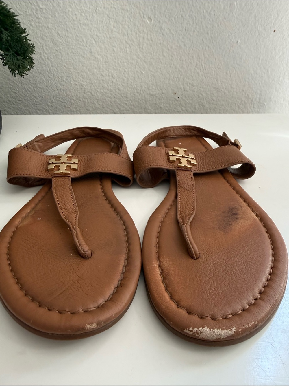 Tory Burch Bryce flat size 9 Brown Leather T-Strap Sandals with Gold Logo - Picture 2 of 14